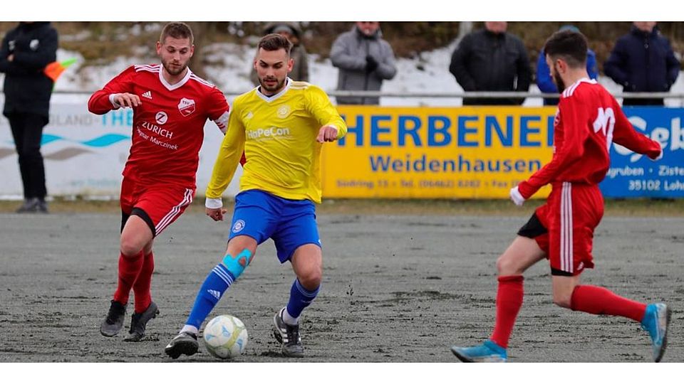Nach dem 4:0-Coup gegen Abstiegsrundenprimus Amöneburg (links Tim Cajnko) wollen Yanik Berberich (M.) und die SG Wommelshausen/Dernbach beim TSV Michelbach nachlegen. Foto: Jens Schmidt 