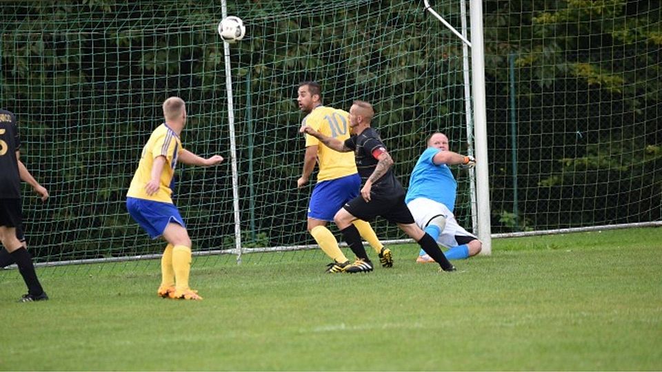 Die turbulente Szene im Strafraum zeigt (von links) Christian Kling und Niko Luft (Wolferborn/Michelau/Bindsachsen II), sowie Steffen Kempel und Torwart Günther See vom TV 08 Kefenrod II.