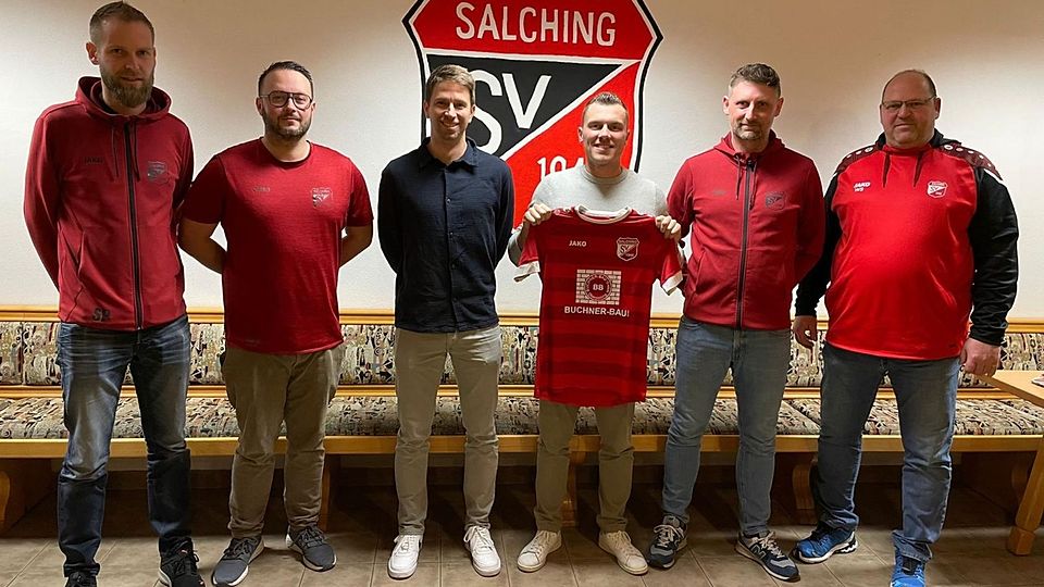 Thomas Wagner (mit Trikot in der Hand) und Franz Vaitl (2.v.re.) werden sehr zur Freude der Salchinger Führungsriege zusammenn das Team betreuen.