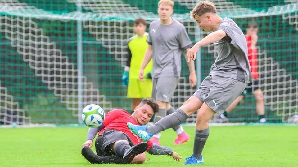 Ole Luka Triesch (r.) von der SG Mittenaar II will den Ball wegschlagen. Der Flammersbacher Toprak Orman (l.) grätscht in die Bewegung. © Lars Hinter