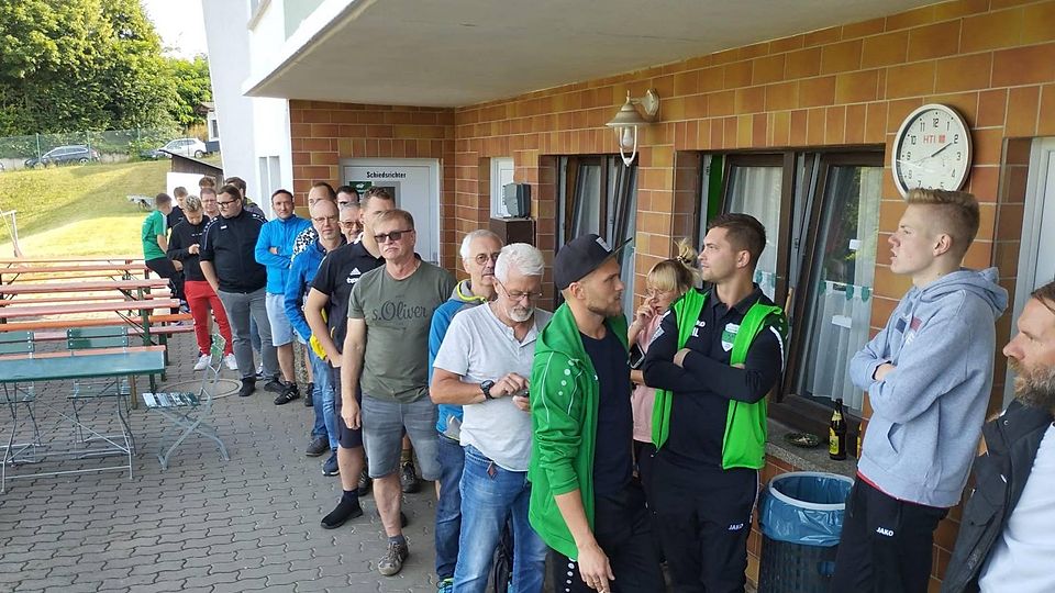 Die Löwen kommen: Andrang am Sportheim Stockheim – die 3000 Karten waren in Rekordzeit vergriffen.