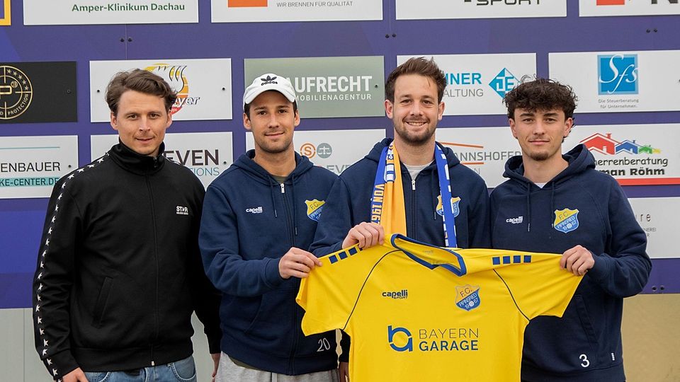 Pipinsrieds Sportlicher Leiter Johannes Müller (li.) freut sich über die Vertragsverlängerung von Fabian Benko (2.v.li.), Florian Gebert (2.v.re.) und Sebastian Keßler (re.).