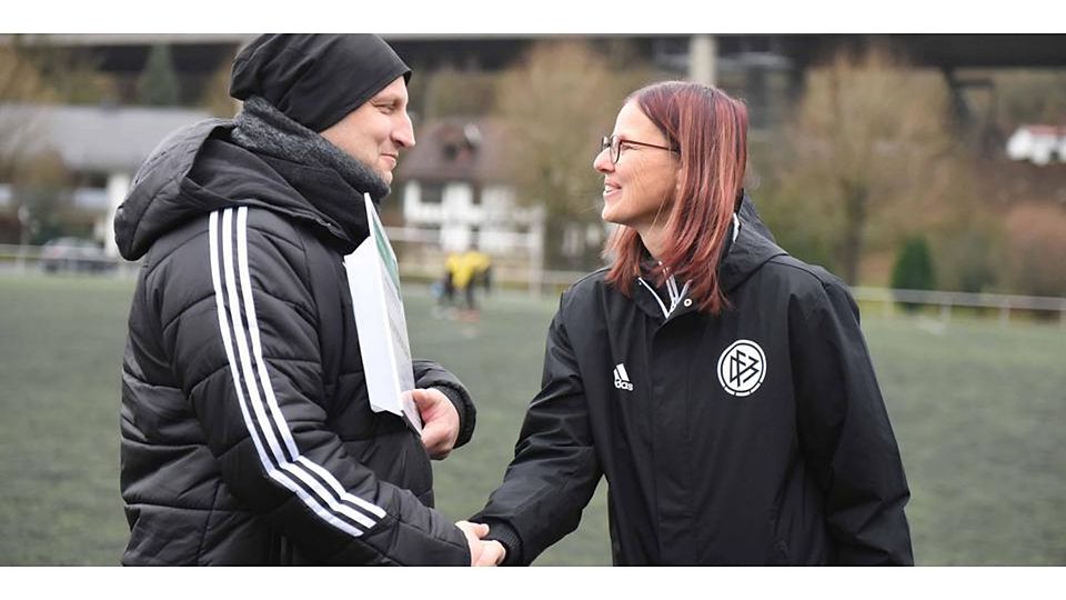 David Gubsch vom SSV Sechshelden nimmt die Glückwünsche von HFV-Präsidentin Dr. Silke Sinning entgegen. © Katrin Weber/KFA Dillenburg