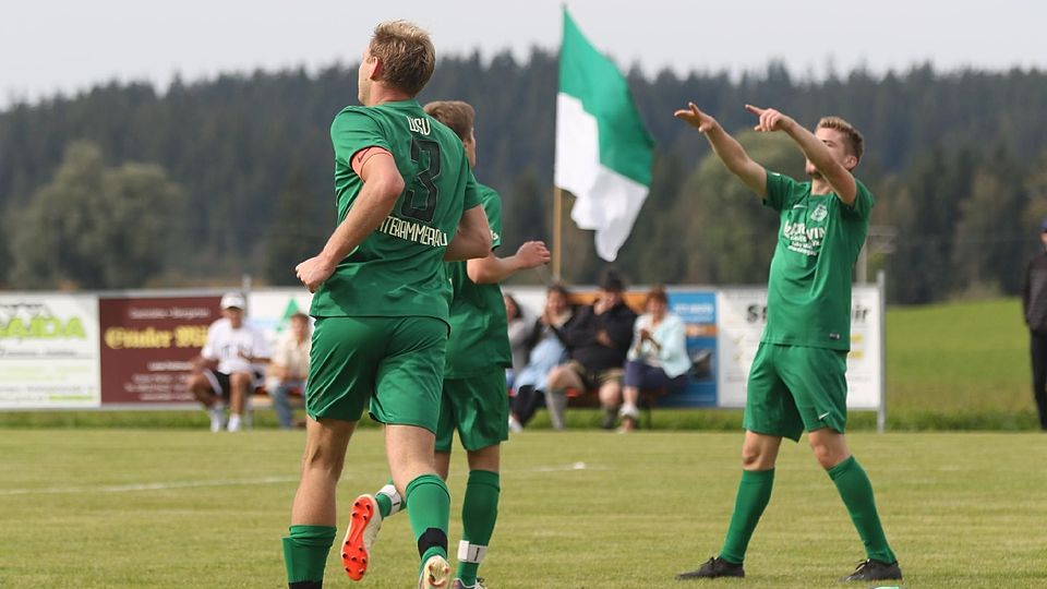 Gemeinsam jubelt es sich am schönsten: Während Waldrams Keeper am Boden liegt, feiern (v.l.) Ferdinand Brauchle, Josef Klarwein und Simon Ollert das 3:0.