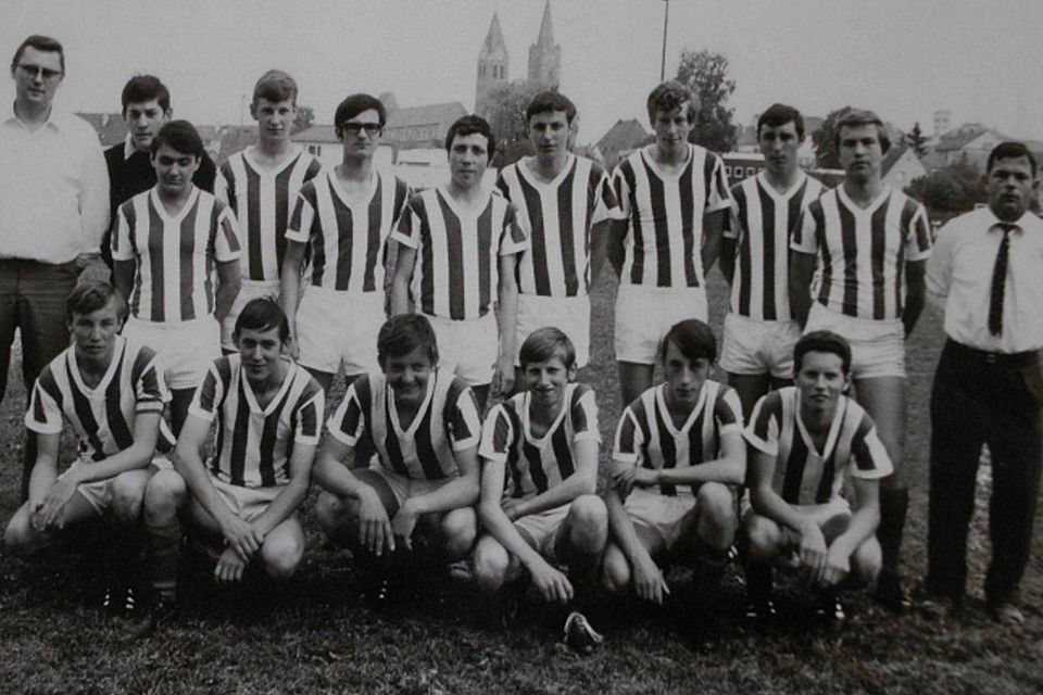 Die Moosburger Kirchtürme im Hintergrund: Das war auch für die Fotos das Markenzeichen, als die SpVgg-Fußballjugend 1968/69 in die höchste Spielklasse, die Oberbayernliga, aufgestiegen ist, wo sie dann vor 50 Jahren zu den 14 besten Teams dieser Altersklasse gehörte. 