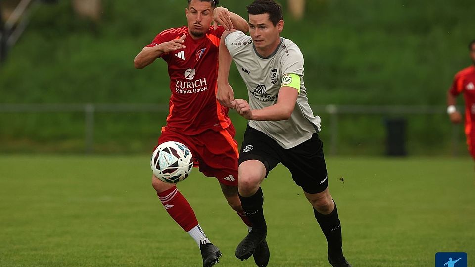 Bleibt dem FSV Tarforst in der Bezirksliga erhalten: Nico Neumann (links). 