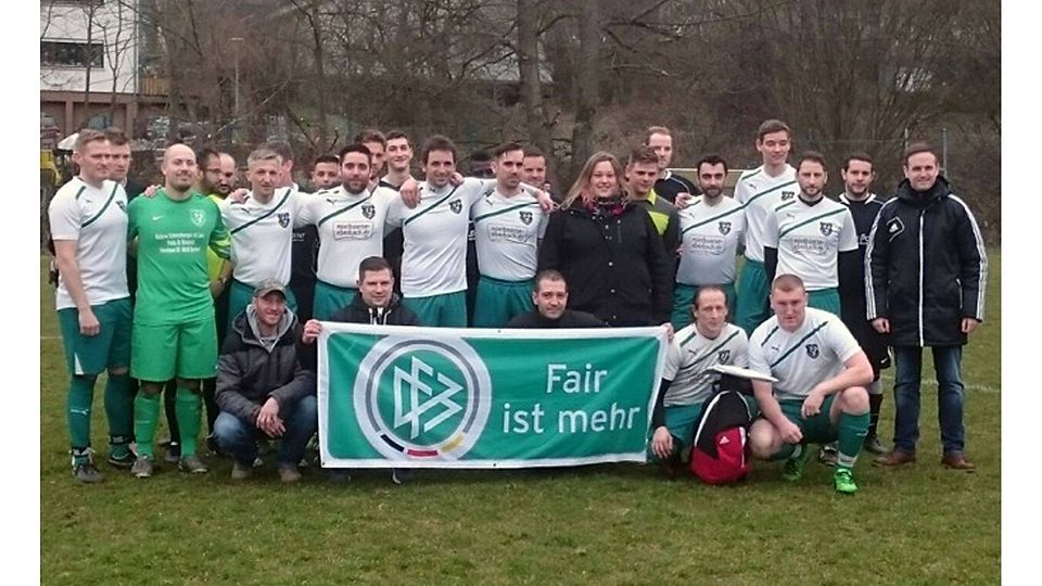 Die Mannschaften SV Zwingenberg und FC Daudenzell mit dem geehrten und Staffelleiter Christoph Kuhnert. Foto: PM
