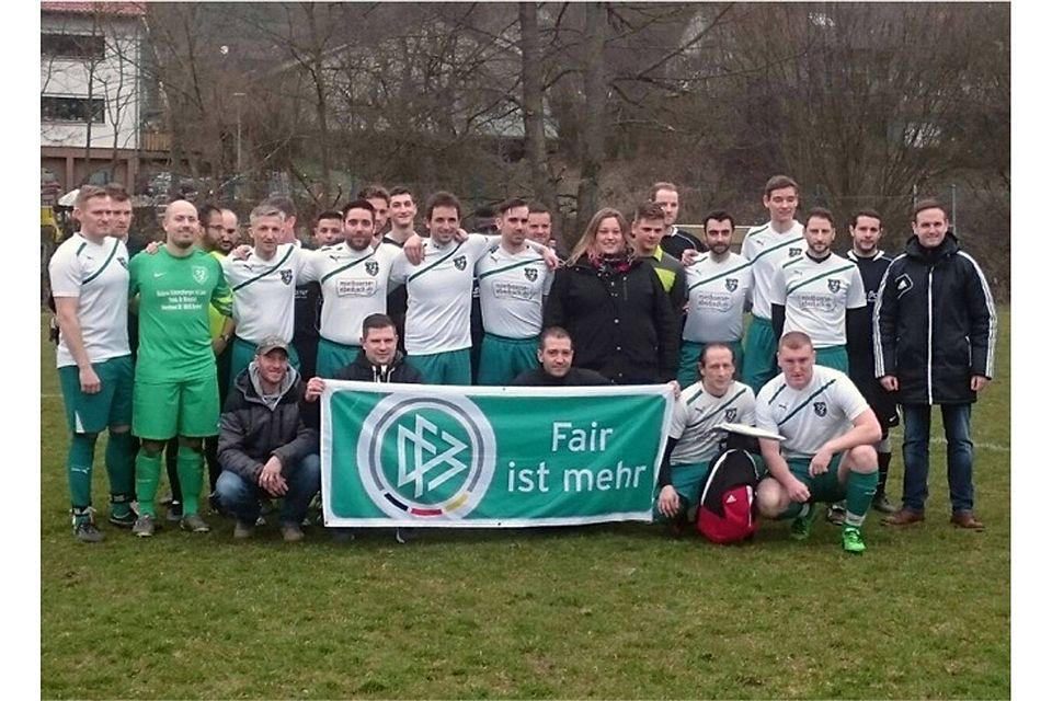 Die Mannschaften SV Zwingenberg und FC Daudenzell mit dem geehrten und Staffelleiter Christoph Kuhnert. Foto: PM