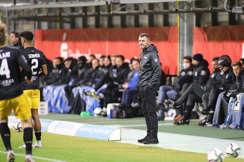 Trainer Michael Köllner beim Heimspiel des TSV 1860 München gegen Waldhof Mannheim an der Seitenlinie.
