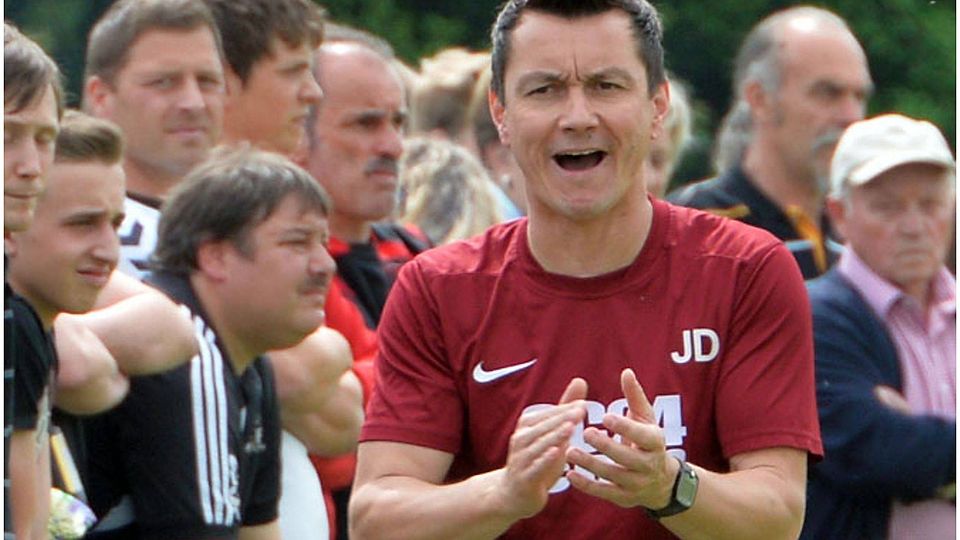 Auf geht´s: Trainer Jürgen Deinhart feuert die Fußballer des FC Ebershausen an. Sie sind noch einen Punkt vom Aufstieg in die Kreisklasse entfernt.	F.: Ernst Mayer