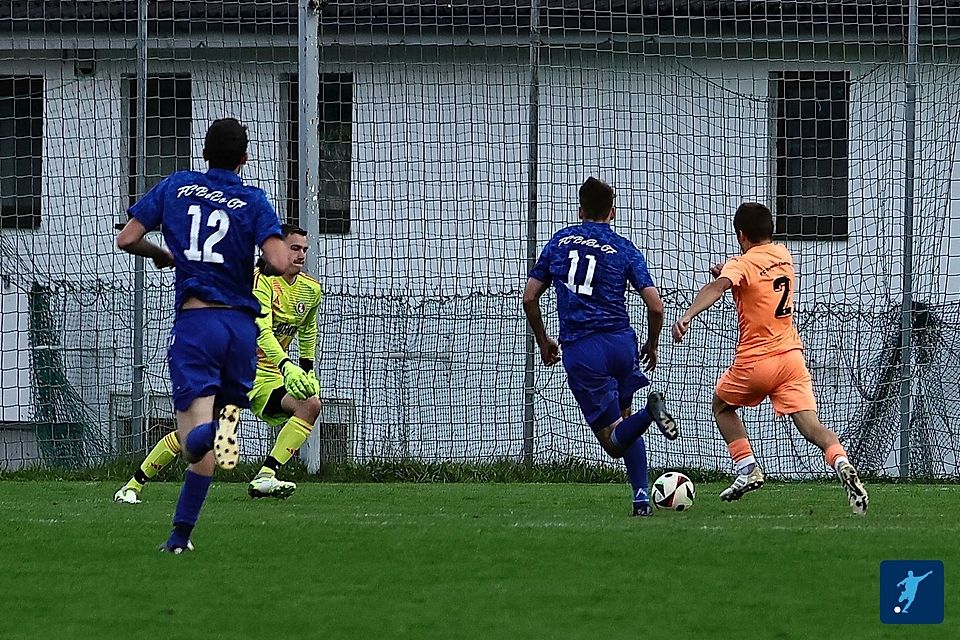 Kurz vor Abpfiff hätte Cedric Gruber das Derby komplett auf den Kopf stellen können. Bobo-Keeper Hampe verhinderte aber mit viel Einsatz den Gegentreffer.