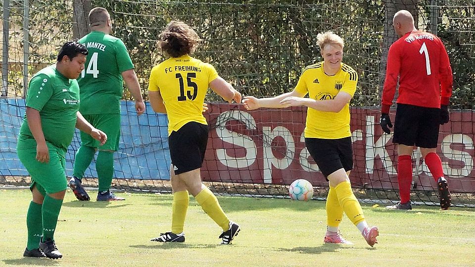 Ratlose Gegner, jubelnde Schwarz-Gelbe: B-Klassist SG Seugast/Freihung II steht nach drei Spielen bei 30:0 Toren!