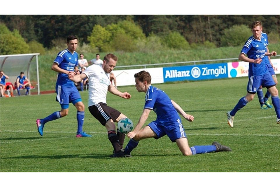 TSV Abensberg (in weiß) steht im Nachbarduell mit dem TSV Langquaid die Favoritenrolle zu.  Foto: Rutrecht