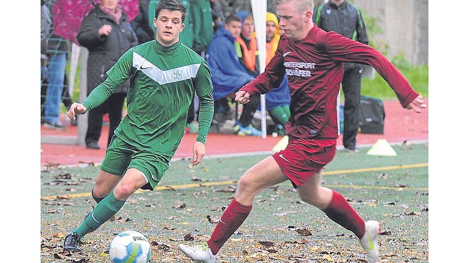 Marienborns Spielführer Frank Berninger (li.), der hier den Ball an Nieder-Wiesens Kevin Kreis vorbeilegt, peilt mit der TuS die Herbstmeisterschaft in der Bezirksliga an.  Foto: hbz/Kristina Schäfer