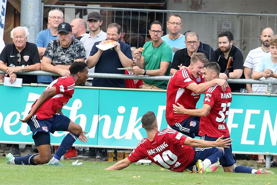 Die Hachinger feiern Christoph Ehlich (re.), der soeben den ersten Treffer der neuen Saison erzielt hat.