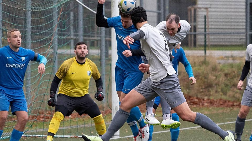 Im Doppel- und Dreifachkopf: Kirchseeons Kicker (grau, v.l.) Lukas Alberter und Jannik Nowara gegen die Daglfinger Abwehr. Dreimal traf der ATSV, das reichte.