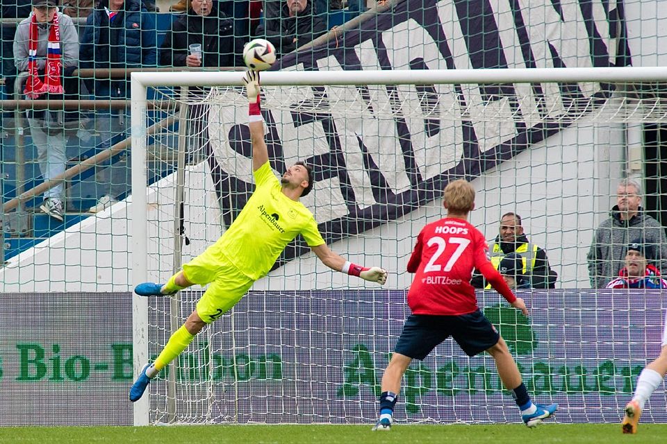 spvgg unterhaching, rot, gegen sv waldhof mannheim, 03.11.2024 kai eisele beim 0:1