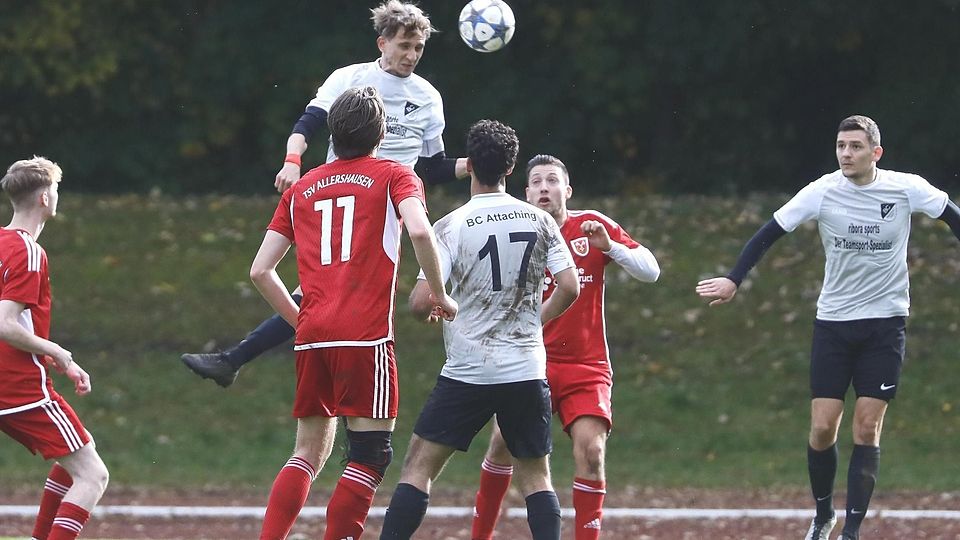 Waren lange obenauf: Die Attachinger Fußballer (weiße Dressen) verpassten es gegen Allershausen allerdings, nach dem Führungstreffer in der ersten Hälfte nachzulegen.