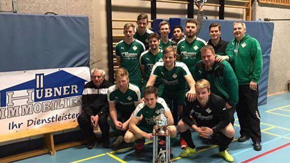Siegreich: Der VfL Jesteburg mit dem Walther-Hallensleben-Pokal. Foto: Ralph König