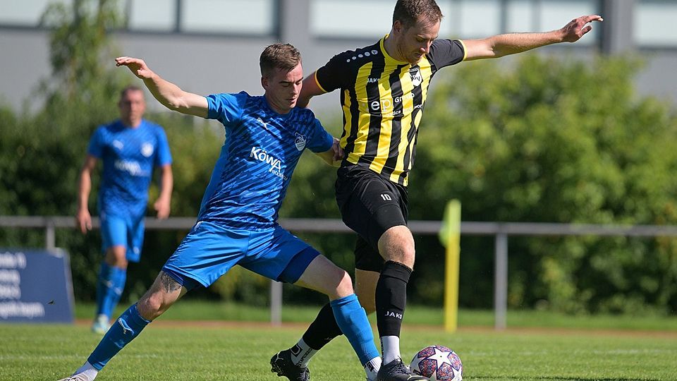 Niklas Scheuerer (rechts) zieht künftig im Mittelfeld des FC Viehhausen die Fäden.