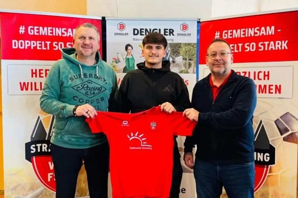 Manager Tom Gabler (li.) und Vorstand Jürgen Brunner (re.) nehmen Neuzugang Lorik Ajeti in die Mitte 