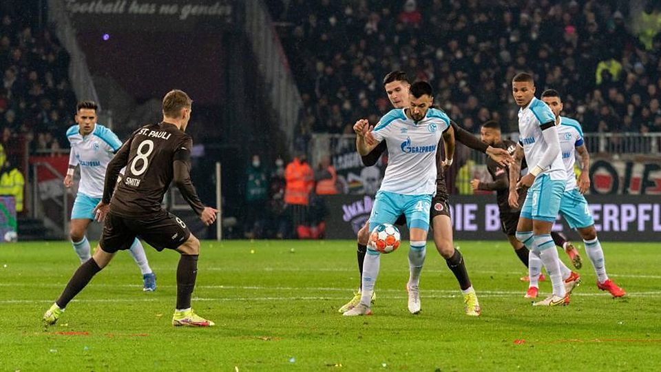 Rufat Dadashov (am Ball) behauptet das Leder gegen St. Paulis Igor Matanovic. 