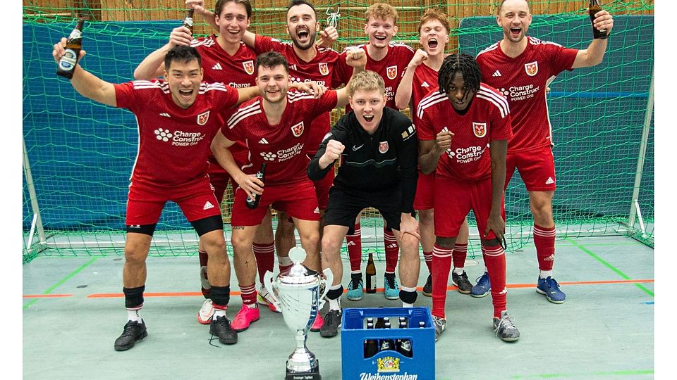 Ein Prosit auf den Hallenchampion: Die Fußballer des TSV Allershausen hatten im Finale gegen den starken SV Lohhof das letzte Wort. Der Rest war purer Jubel.
