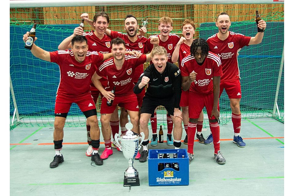 Ein Prosit auf den Hallenchampion: Die Fußballer des TSV Allershausen hatten im Finale gegen den starken SV Lohhof das letzte Wort. Der Rest war purer Jubel.