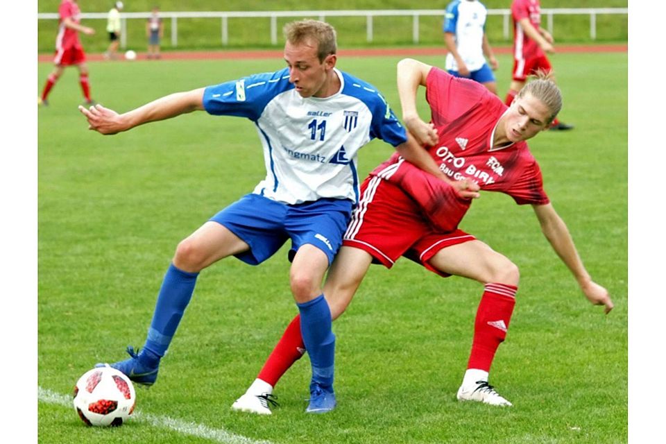 Das Knie hält: Jonas Poniewaz (l.) schirmt im Duell gegen den FC Memmingen geschickt den Ball ab.  foto: rabuser
