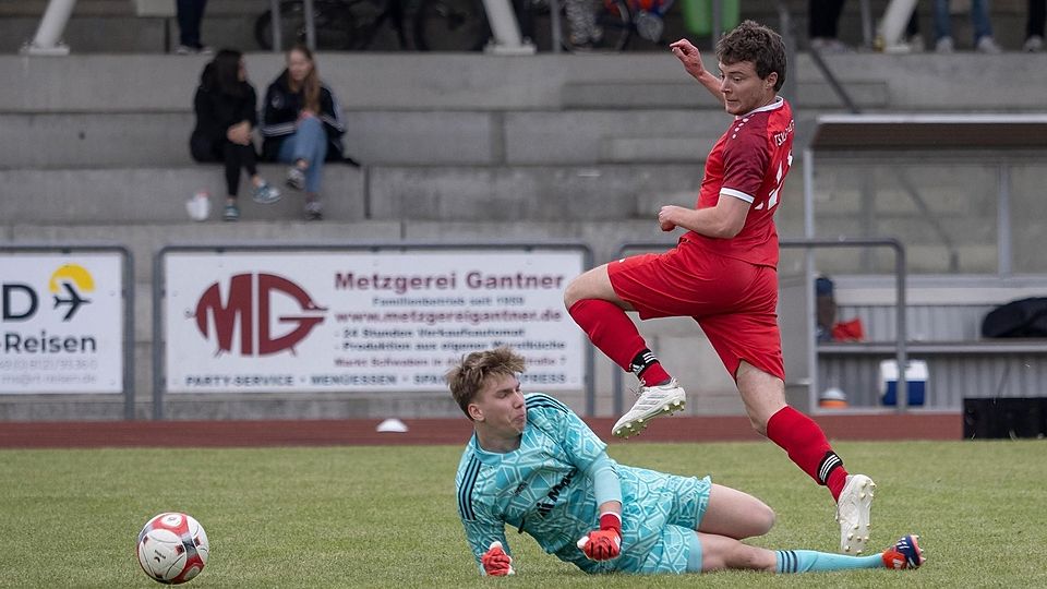Nächste Hürde genommen: Zornedings Christoph Englmann gelang das Siegtor gegen den FCMS und Torwart Müller.