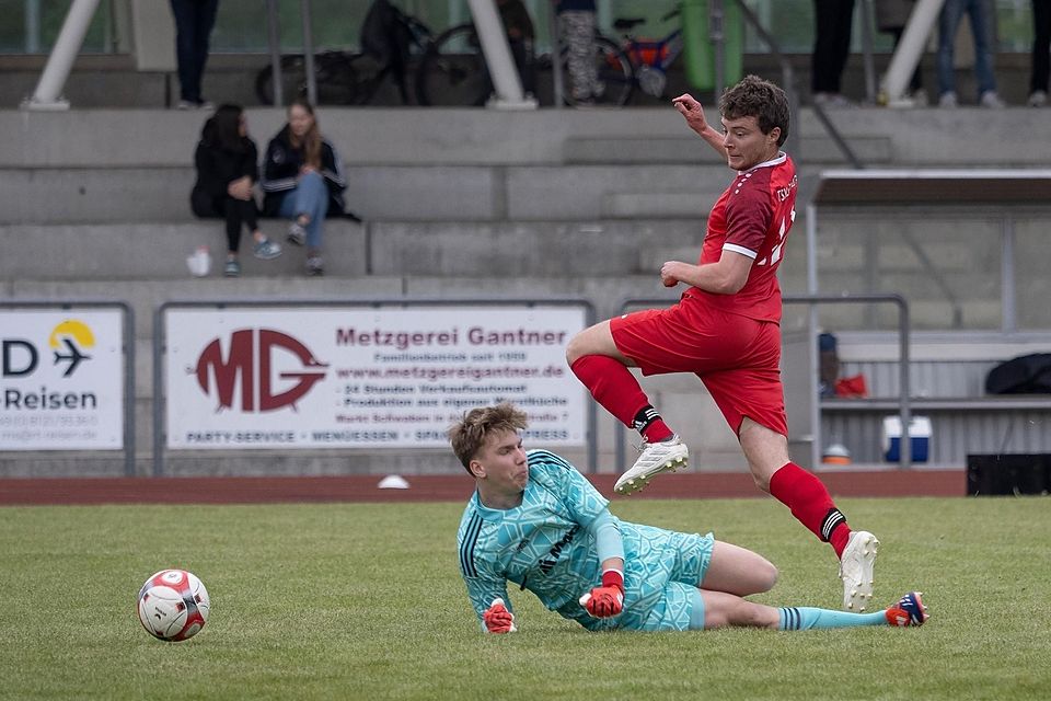 Nächste Hürde genommen: Zornedings Christoph Englmann gelang das Siegtor gegen den FCMS und Torwart Müller.