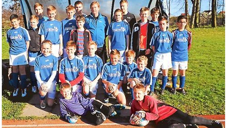 Die jungen Fußballer der Spielgemeinschaft und Trainer Roman Reinhold (Mitte). Das Team absolvierte eine Reise nach Polen.