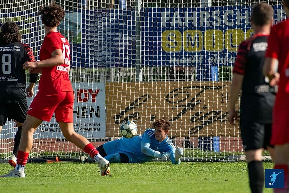 Jannik Dlpal im Betzigauer Tor war nicht zu beneiden, beim VfB Durach II kassierte er fünf Gegentreffer.