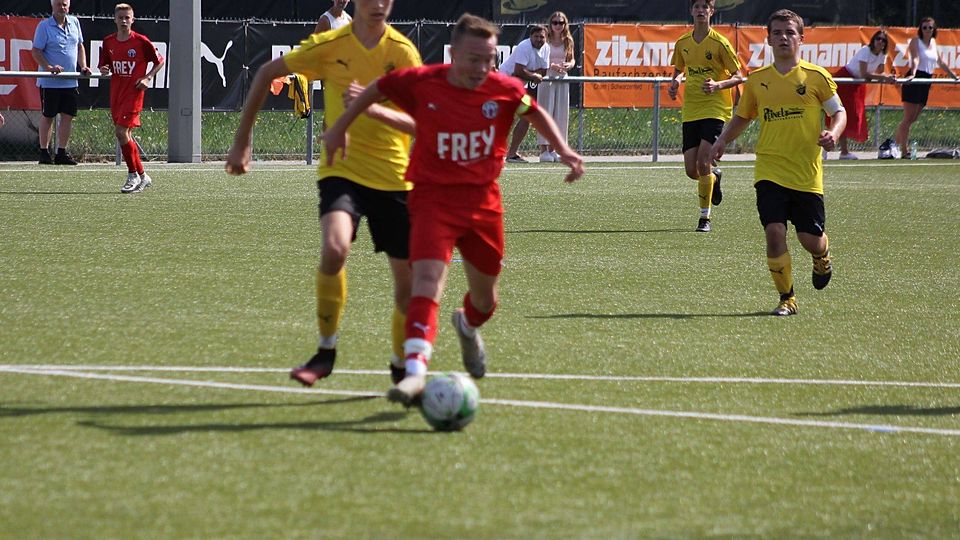Konstantin Landstorfer (am Ball) erzielte das zwischenzeitliche 1:2 für den ASV Cham. Foto: Lehner