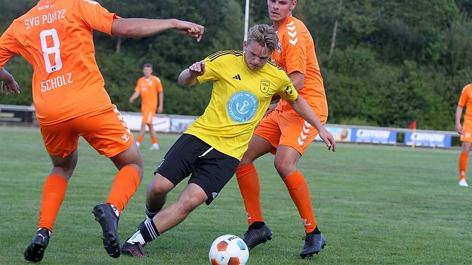 Ab durch die Mitte für Jonas Schäfer (TSV Altenholz) gegen Moritz Scholz (li.) und Simon Evers (SVG Pönitz).