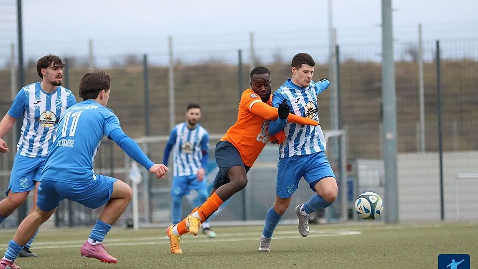 Cedric Siewe Nana (oranges Trikot) trug sich gegen Hadamar spät in die Torjägerliste ein.