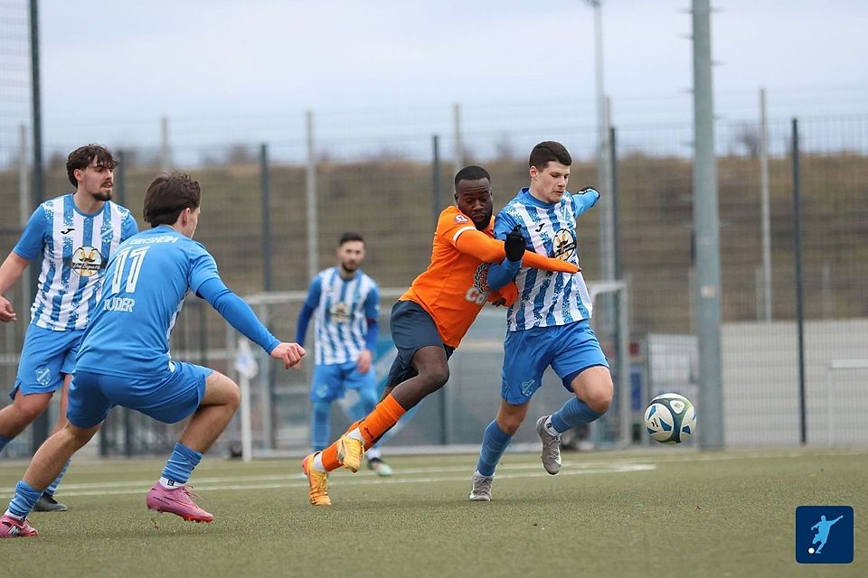 Cedric Siewe Nana (oranges Trikot) trug sich gegen Hadamar spät in die Torjägerliste ein.