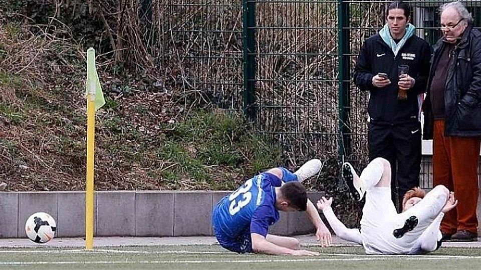 Eins, zwei, drei, wo ist das Ei? Am Ostermontag dürfen die Akteure des FC Eddersheim (weiß) und des FC Germania Schwanheim (blau) bei den wegweisenden Partien in Fernwald und in Waldbrunn keine Orientierungsschwierigkeiten zeigen. F: Lorenz