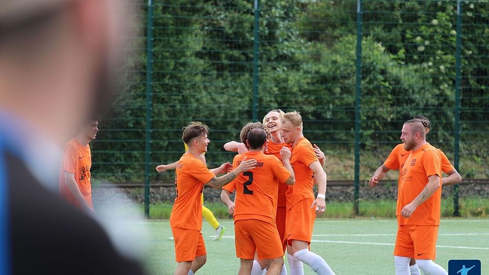 Die TSG Wörsdorf II bejubeln die Aufholjagd bei Baris Spor Idstein.