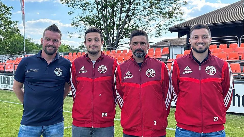 Von links: Abteilungsleiter Daniel Groß begrüßt Jozo Sosic, Thomas Semmelmann und Burak Yildirim als neue Trainer beim SV Donaustauf.