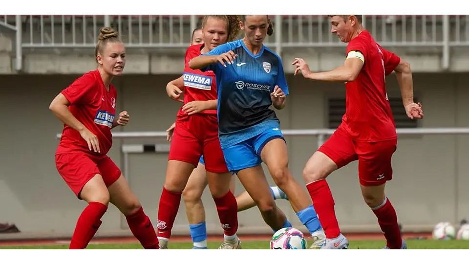 Valentina Arabatzis und ihre Mitspielerinnen vom FSV Hessen Wetzlar müssen sich im ersten Heimspiel in der Frauenfußball-Regionalliga mit 0:7 dem SC Sand II geschlagen geben. © Isabel Althof