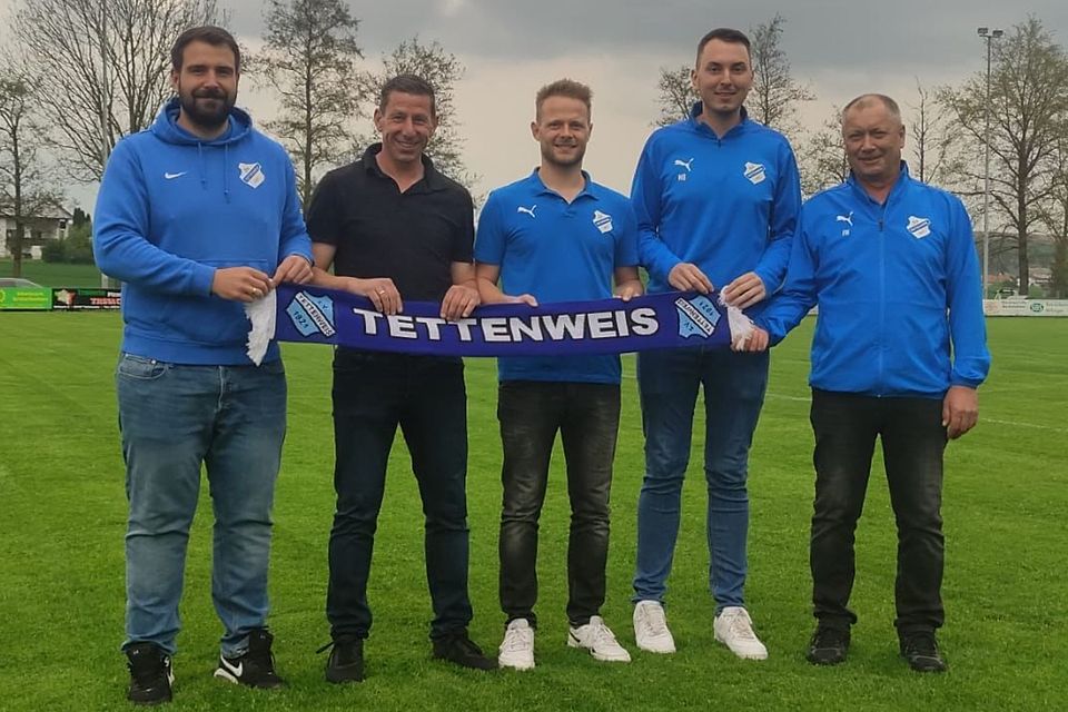 Die verantwortlichen des SV Tettenweis bei der Verpflichtung von Sascha Brummer (2.v.l.) als neuen Trainer für die Saison 2022/23.