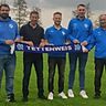 Die verantwortlichen des SV Tettenweis bei der Verpflichtung von Sascha Brummer (2.v.l.) als neuen Trainer für die Saison 2022/23.