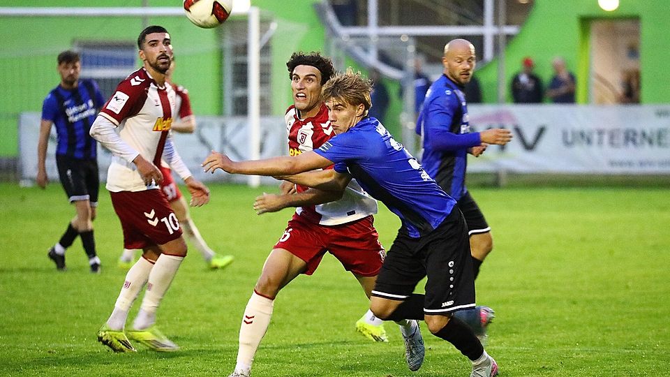 Youngster Tobias Söllner (rechts) und die SpVgg SV Weiden kämpften toll gegen Benedikt Bauers Jahn Regensburg.