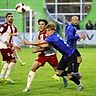 Youngster Tobias Söllner (rechts) und die SpVgg SV Weiden kämpften toll gegen Benedikt Bauers Jahn Regensburg.