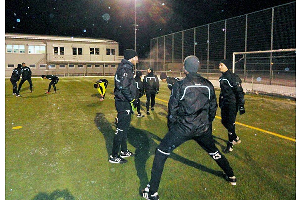 Pause beendet: Seit Montagabend befinden sich die Spieler des Regionalligisten FC Amberg um Trainer Timo Rost wieder im Training.