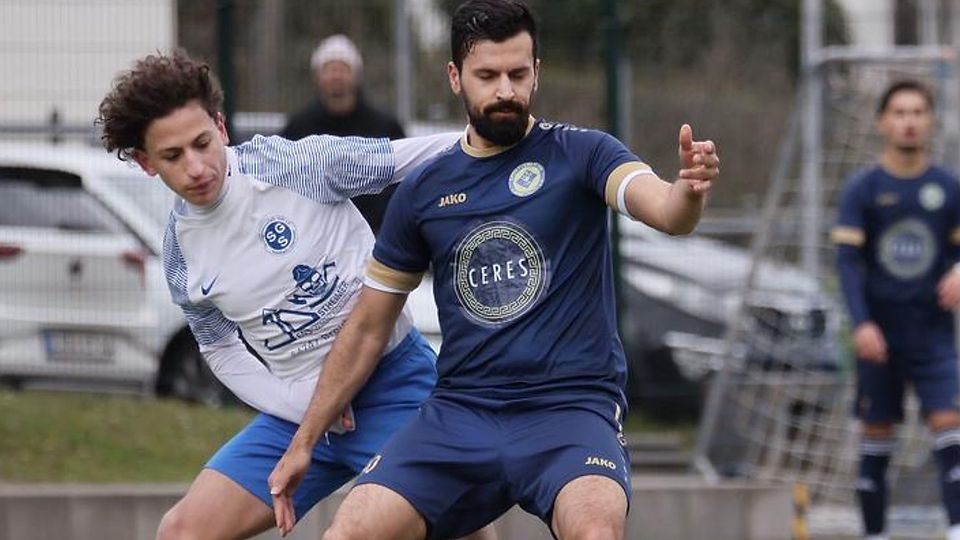 Zameer Noor und der SV Hummetroth II, hier gegen Sandbachs Kinan Hofmann (hinten), sind weiter in der Pole Position um Relegationsplatz zwei.