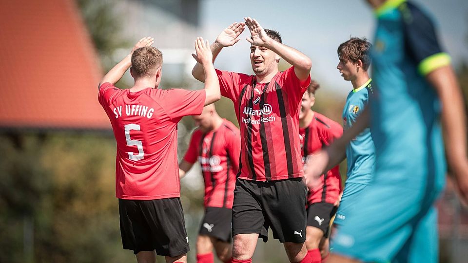 Das darf gefeiert werden: Dominik Strauß (l.) klatscht mit Torschütze Nicolas Nico Reising ab.