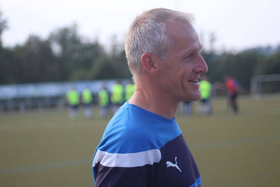 Uwe Krämer bleibt Trainer des TuS Eisern. Uwe Krämer bleibt Trainer des TuS Eisern.