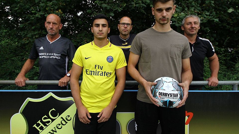 Die beiden Neuzugänge vom HSC Alswede: Himmet Doganer (links) und Abbas Fares. Dahinter Trainer Jörg Bohlmann (links), Co-Trainer Dirk Vullriede (mitte) und Fußballobmann Uli Haseloh